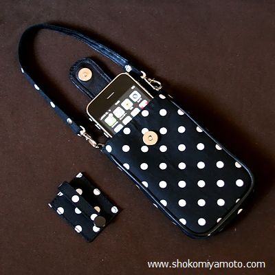Iphone コンパクトデジカメケース2way 斜めがけ バッグ用 ヘッドフォン ホルダー付き かわいい白黒ドット Shoko Miyamoto For Mom And Children
