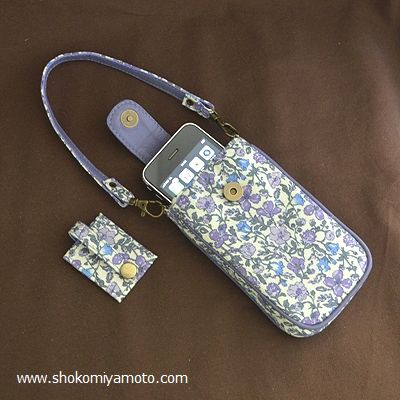 Iphone コンパクトデジカメケース2way 斜めがけ バッグ用 ヘッドフォン ホルダー付き かわいいリバティ メドゥ パープル Shoko Miyamoto