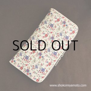 画像: パスポートケース2Way： おしゃれ かわいい：リバティ・ フロリバンダ（レッド）アクリルコーティング・オプション対応