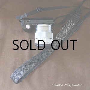 画像: ミラーレス用カメラストラップ(3cm幅）： おしゃれ かわいい：ブラック・シルバー・スネイク
