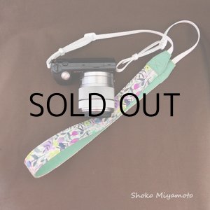 画像: ミラーレス用カメラストラップ(3cm幅）： おしゃれ かわいい：リバティ・ロチェスター（ライトグリーン） ※アクリル・コーティング・オプション対応