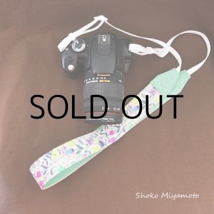 画像: 一眼レフカメラストラップ： おしゃれ かわいい：リバティ・ロチェスター（ライトグリーン） アクリル・コーティング・オプション対応