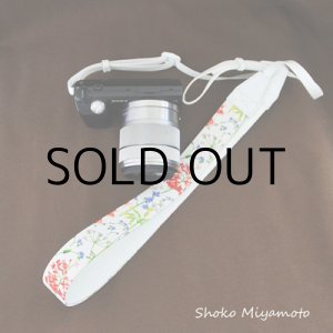 画像: ミラーレス用カメラストラップ(3cm幅）： おしゃれ かわいい：リバティ・セオドラ（レッド） ※アクリル・コーティング・オプション対応