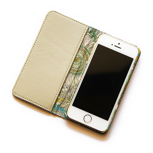 画像2: 【送料無料】iPhone6sケース・手帳型：リバティ・スモールスザンナ（イエローII）おしゃれ  かわいい　マグネットを使わないのでカード安全